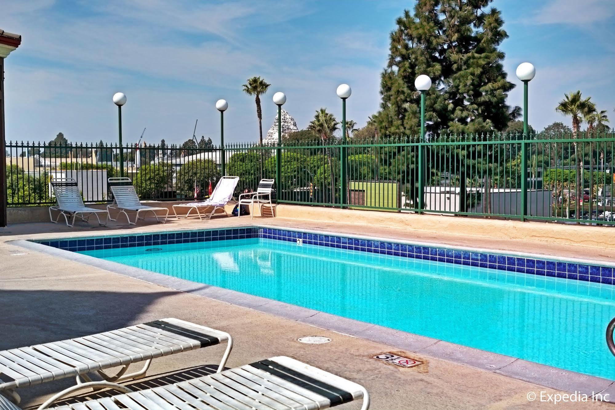 Anaheim Camelot Inn & Suites 外观 照片